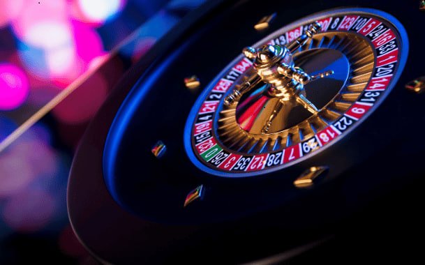 Pengguna digibet4d menikmati permainan sepak bola menggunakan perangkat mobile
